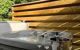 Ceridwen 6 - Hot Tub-Luxury-Pets-Perthshire-Romantic-Dundee